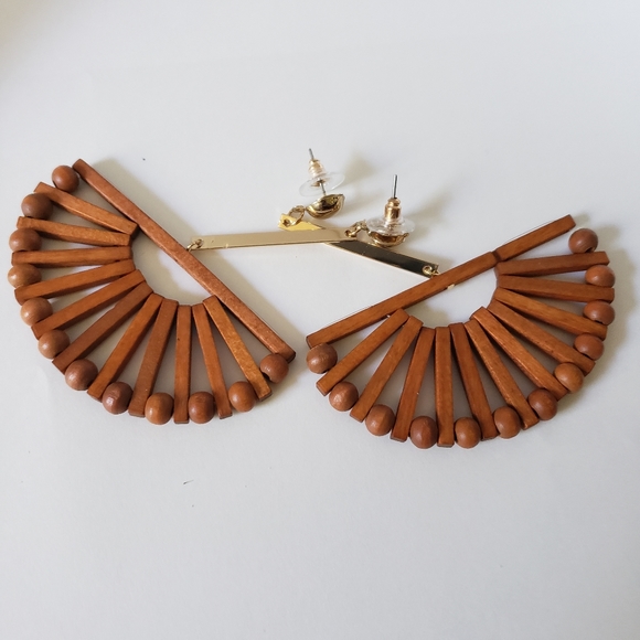 Bohemian wood and gold dangle earrings - Picture 5 of 8